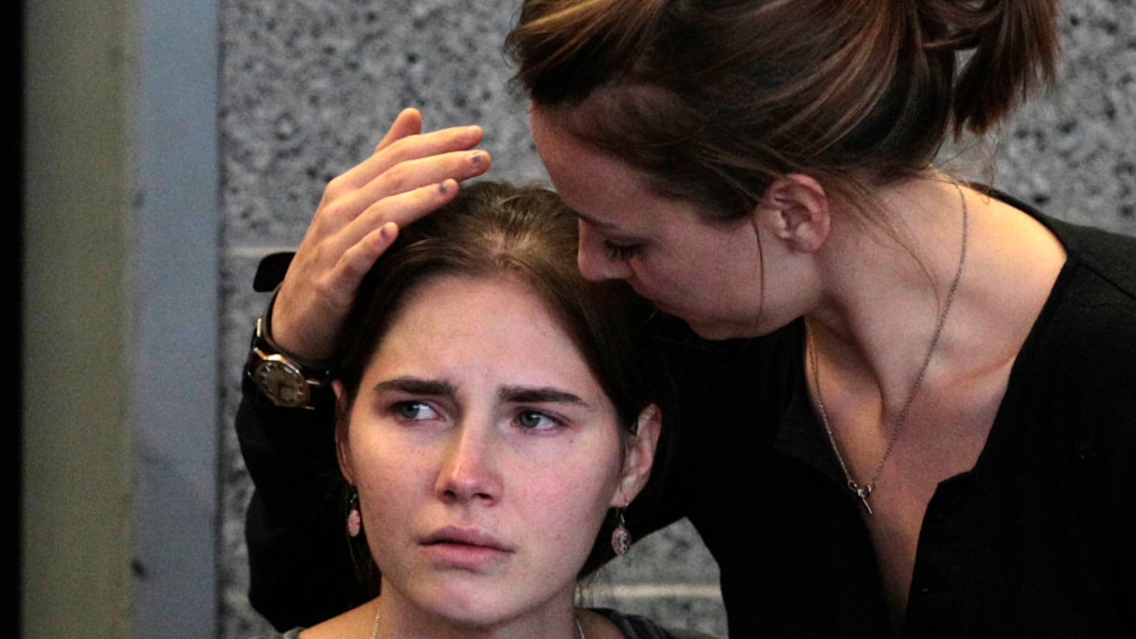 cheats/2011/10/06/amanda-knox-goes-into-hiding/amanda-knox-hiding-cs_m57ecs