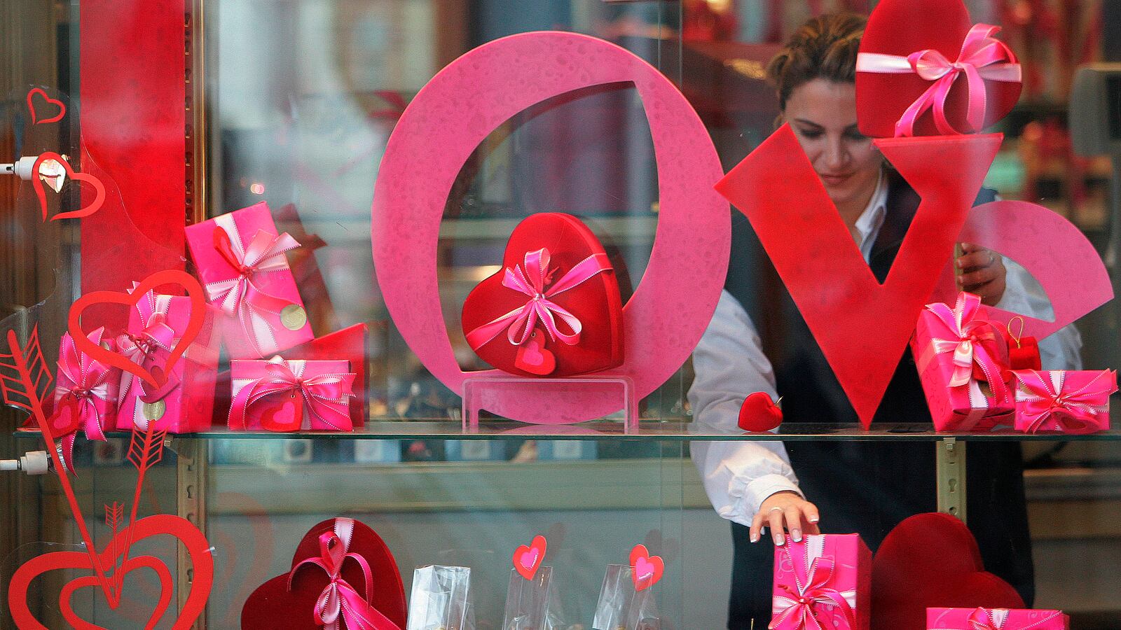 2007-02-13T000000Z_410076451_GM1DUPHQFIAA_RTRMADP_3_VALENTINE-BRUSSELS_mifjlg