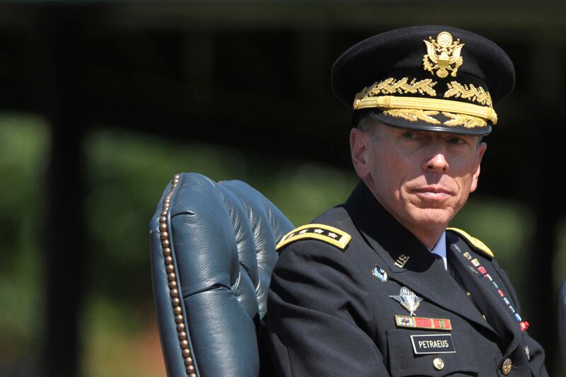 articles/2011/09/04/obama-administration-brass-skips-david-petraeus-retirement-ceremony/Petraeus-snub-barry_wejfgf