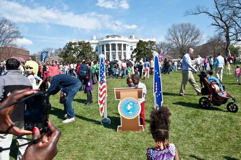 galleries/2013/04/01/obama-s-on-a-roll-photos-from-the-white-house-easter-egg-hunt/130401-white-house-easter-08_hlz1gi
