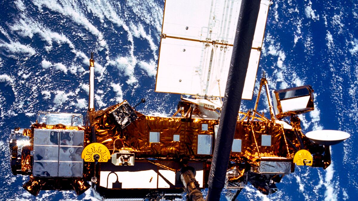 cheats/2011/09/19/old-satellite-to-make-fiery-death-plunge/nasa-sat-plummet-earth-cs_gfvx9p