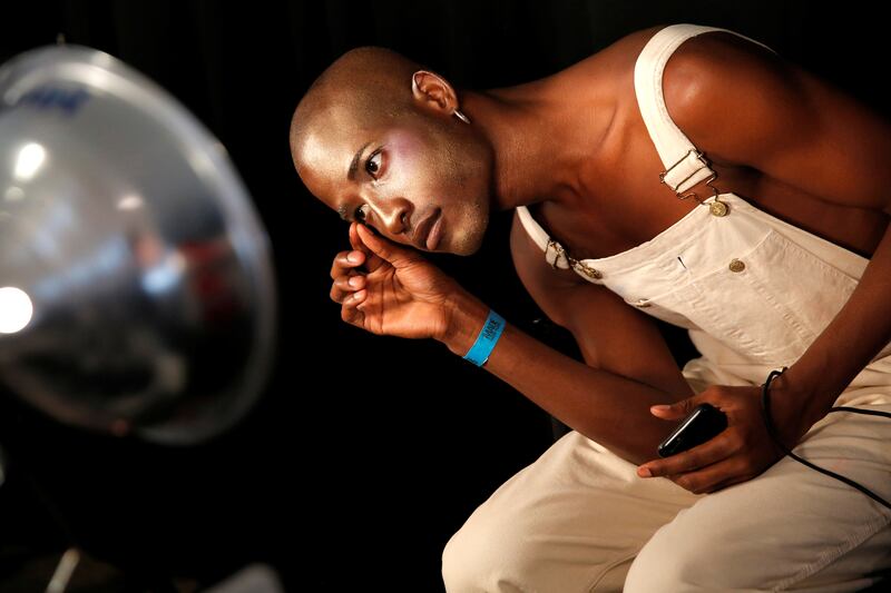 galleries/2016/09/15/photos-backstage-at-new-york-fashion-week-2016/160914_backstage-NYFW06_gqjeid