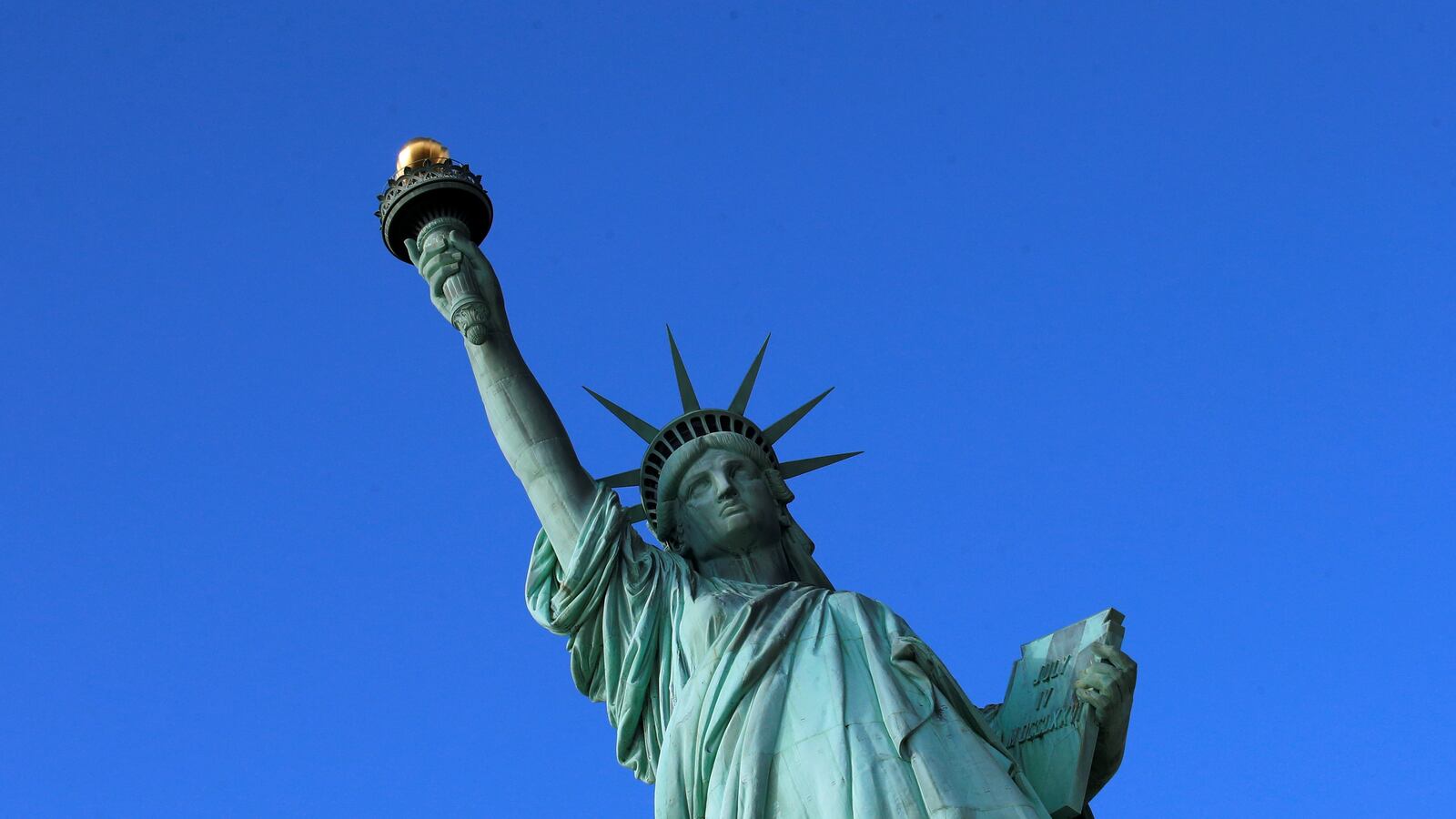 cheats/2017/03/08/statue-of-liberty-darkens-on-eve-of-women-s-protest/170308-statue-dark-women_hjsvqx