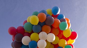 cheats/2011/03/08/300-balloons-used-to-float-house/balloons-float-house_dpewia