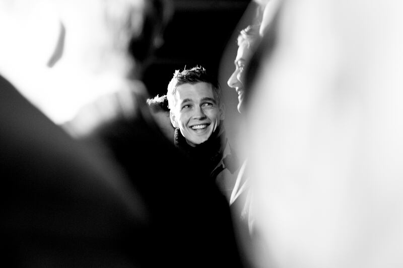 galleries/2013/01/16/backstage-at-men-s-fashion-week-in-milan-2013-photos/milan-mens-backstage-wrap15_eqjq5g
