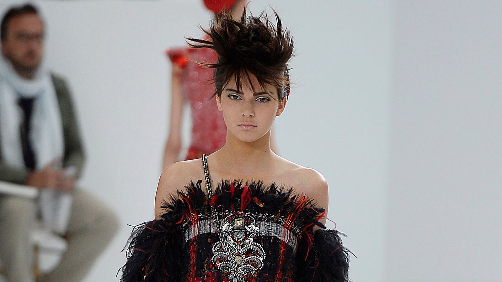 articles/2014/07/08/kendall-jenner-walks-in-chanel-couture-taylor-swift-pens-op-ed-for-the-wall-street-journal/140708-kendall-jenner-chanel-cheat_nikeky