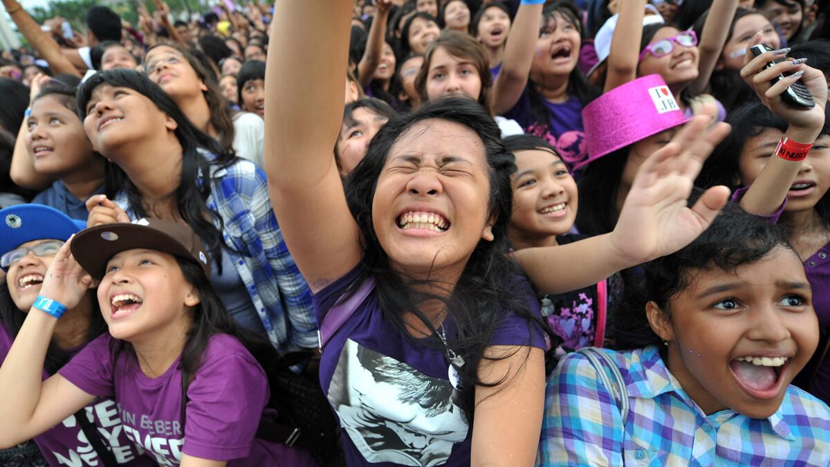 cheats/2011/11/03/bieber-fans-threaten-yeater/justin-bieber-fans-threaten-mariah-yeater-cheat_nepol1