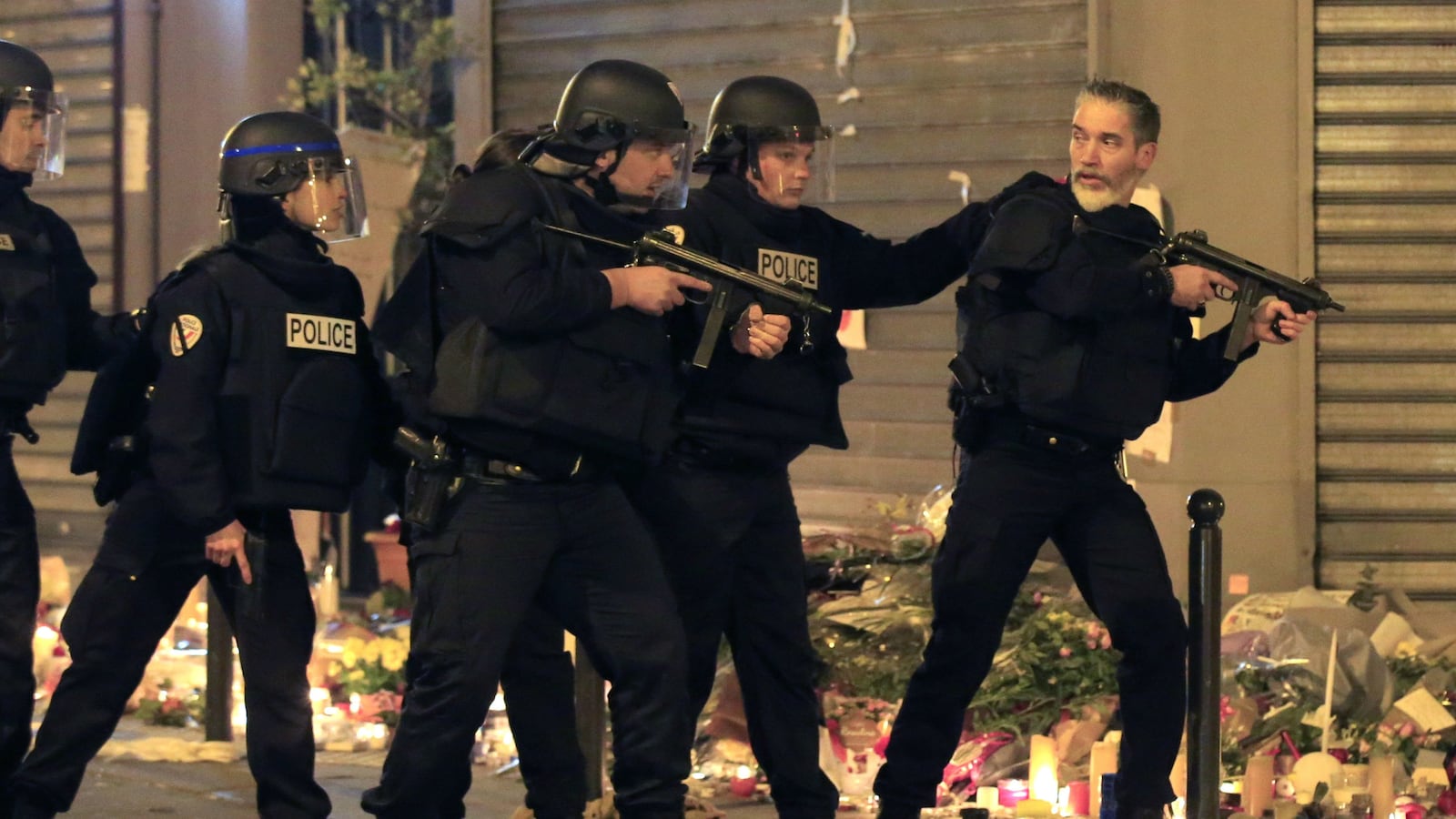 cheats/2015/11/17/report-gunfire-in-paris-police-raid/151118-paris-police-raid-cheat_ufpivw