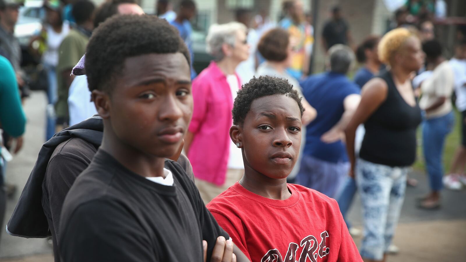 articles/2014/08/14/ferguson-on-edge-again-as-night-falls/140814-glawe-ferguson-tease_vc4dfp