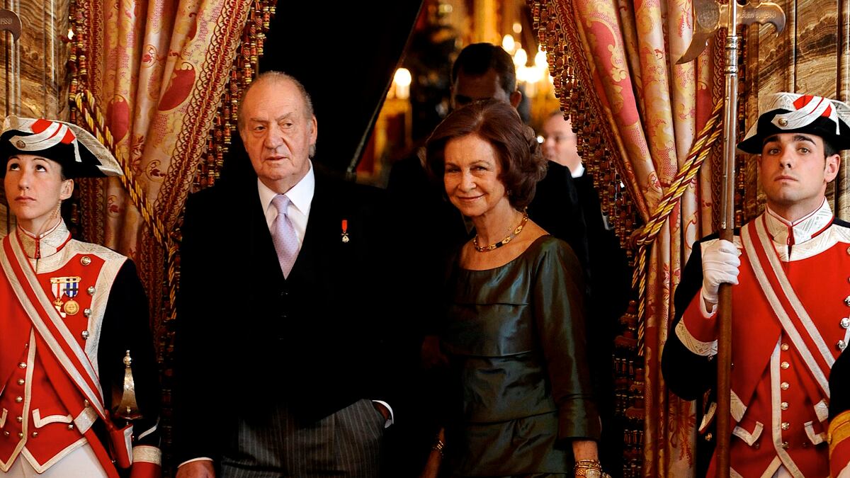 articles/2013/04/04/engulfed-by-scandal-could-the-spanish-royal-family-fall/spain-royals-controversy-elkin_hhjsyt