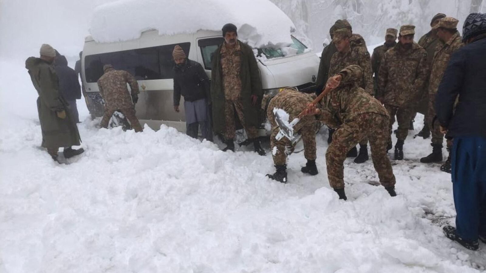 2022-01-08T124203Z_1466594296_RC20VR9LGIYN_RTRMADP_3_PAKISTAN-SNOW-DEATHS_ddbyzu