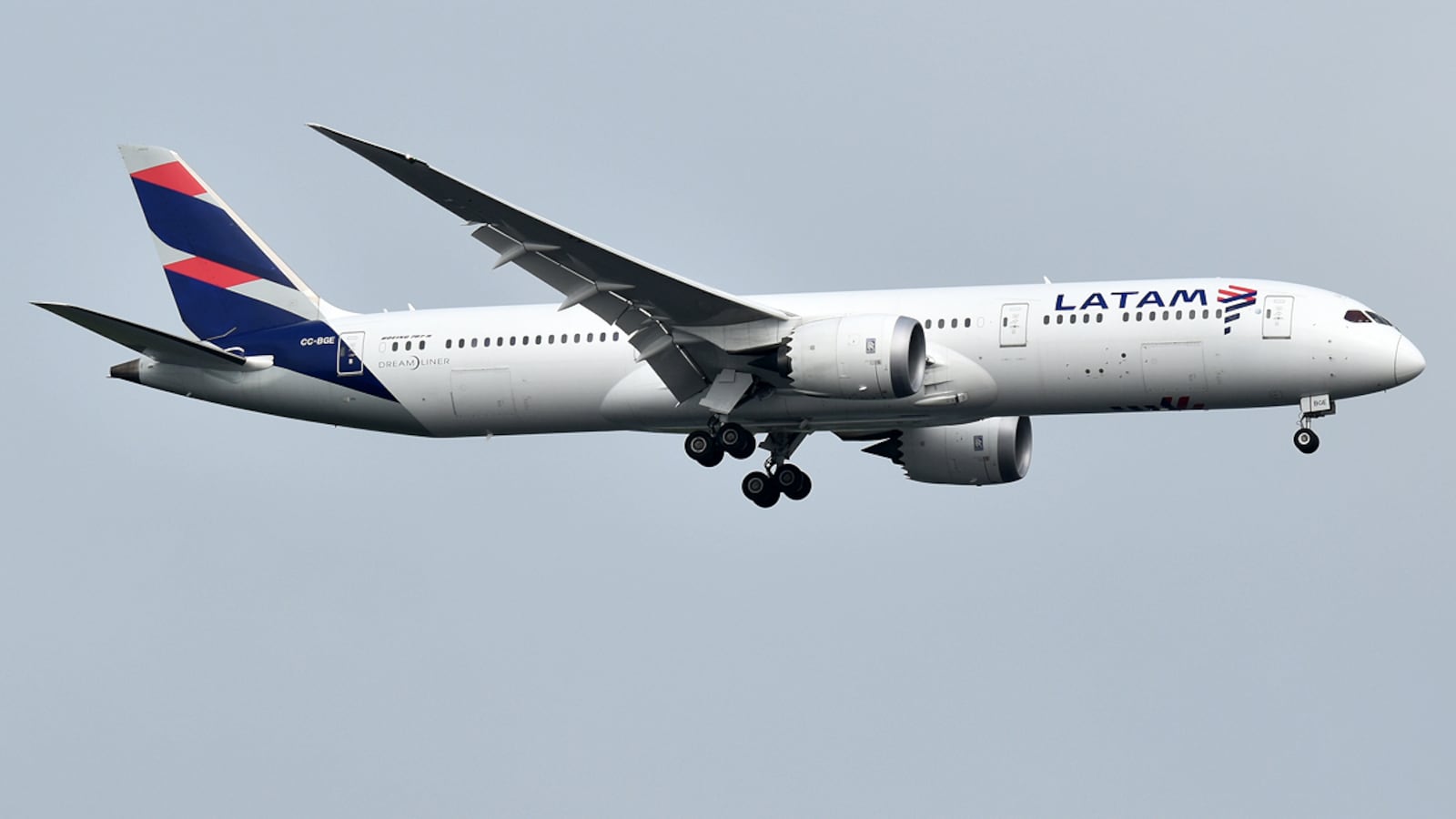 A “technical problem” on board an LATAM flight between Sydney, Australia, and Auckland, New Zealand, left around 50 people injured.