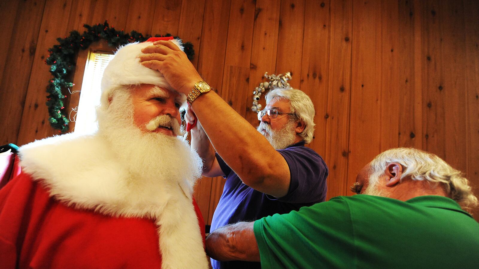 articles/2013/12/26/perfect-your-ho-ho-ho-s-at-the-top-santa-training-school/131223-strochlic-santa-school_rilpqk