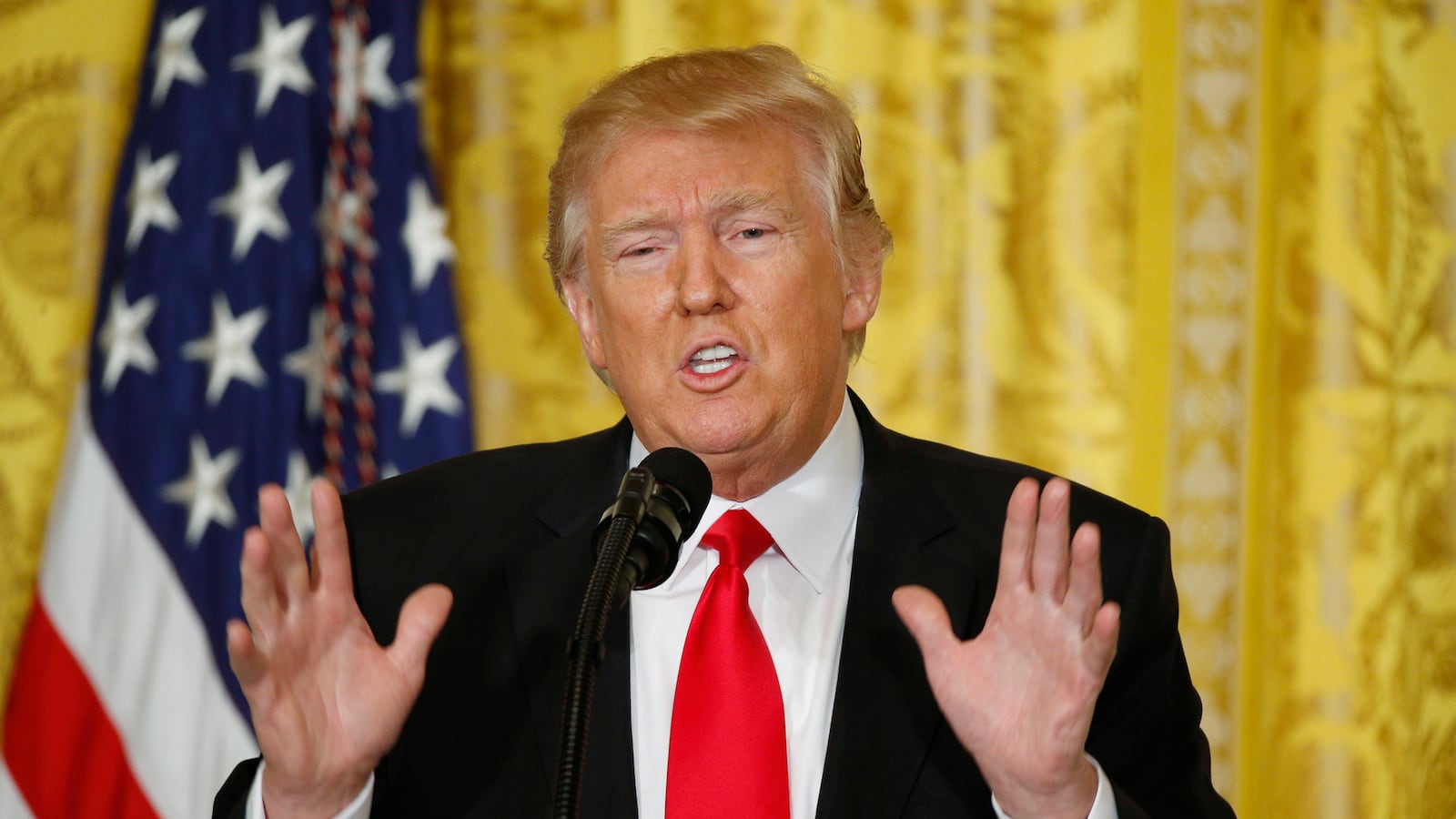 articles/2017/02/16/journalists-whisper-at-trump-s-crazy-press-conference-this-is-insane/170216-swin-trump-tease_dziwia