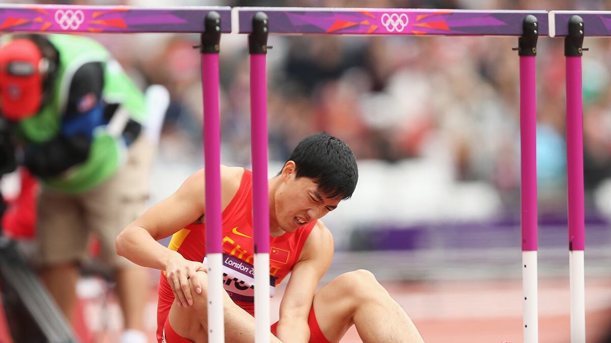 cheats/2012/08/07/hurdler-liu-xiang-crashes-out/xiang-liu-hurdles-china-cheat_ggmhd7