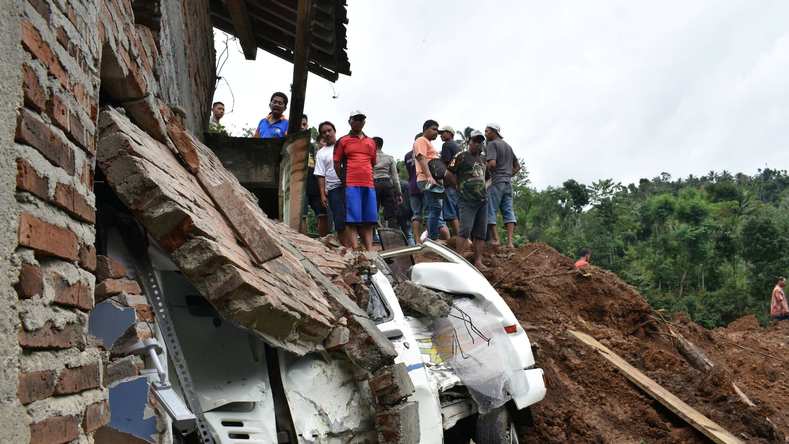 cheats/2017/04/01/dozens-feared-dead-in-indonesia-landslide/170401-indonesia-landslide-dozens-missing-cheat_bm9vqz