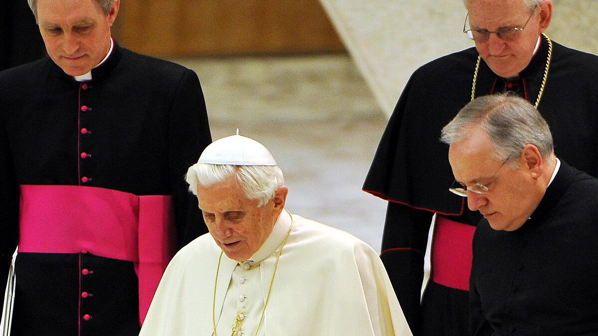 articles/2012/02/26/who-s-behind-the-leaked-letters-roiling-the-vatican/pope-vatican-cheat_sffn1t