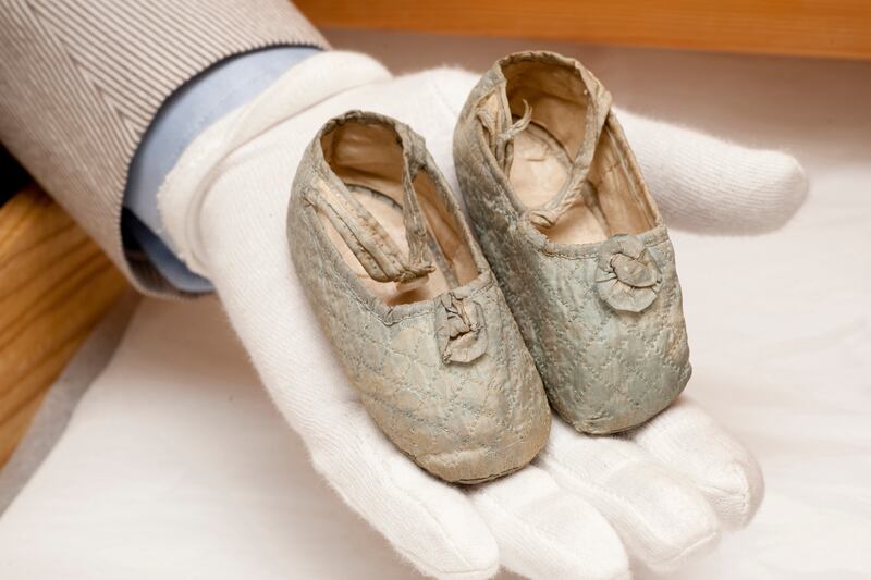 galleries/2013/06/28/bringing-up-royal-baby-infant-regal-gear-through-the-ages-photos/130628-royal-baby-05_oxvqdl