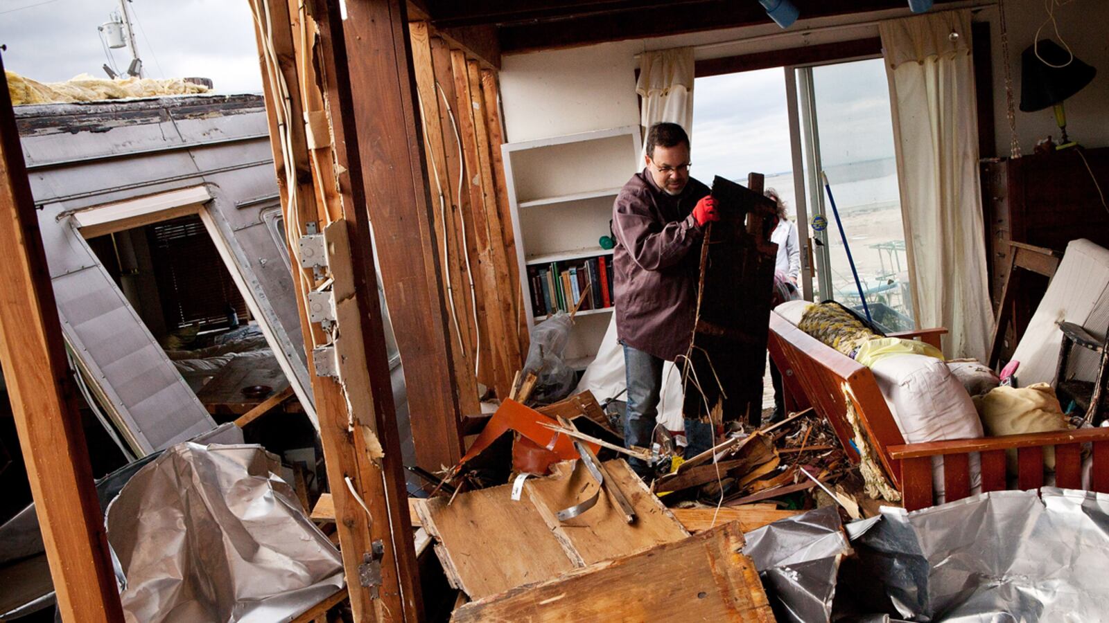 articles/2012/11/02/from-europe-a-muted-hurricane-sandy-response/klein-europe-reactions-hurricane-tease_cxutop