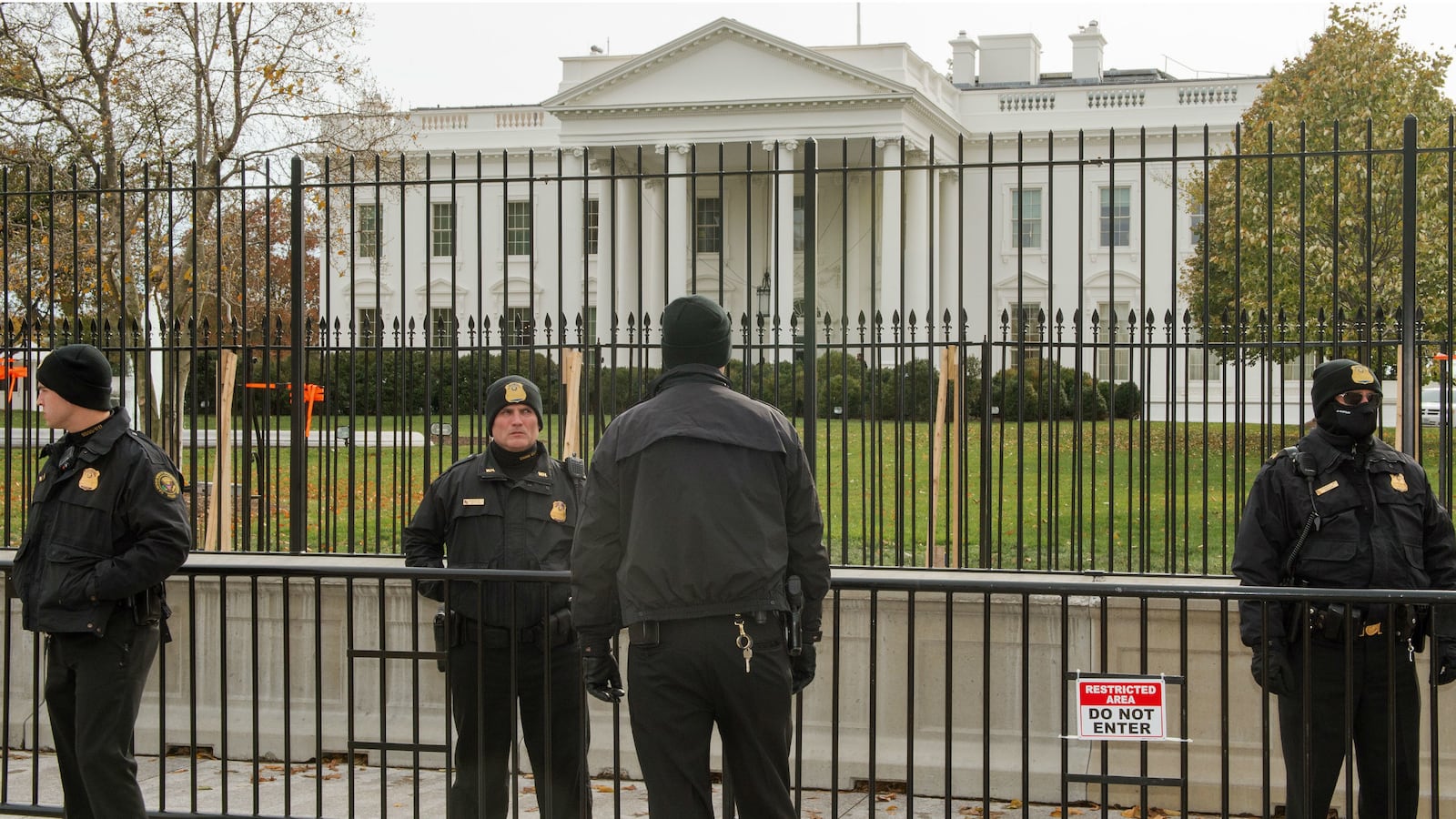 cheats/2014/11/19/armed-man-arrested-outside-white-house/141119-whitehouse-cheat_xrzol7