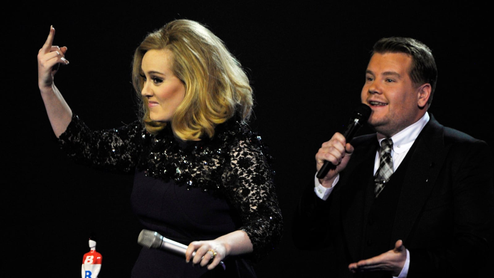 cheats/2012/02/21/adele-flashes-middle-finger-at-brit-awards/adele-middle-finger-cs_udnrvw