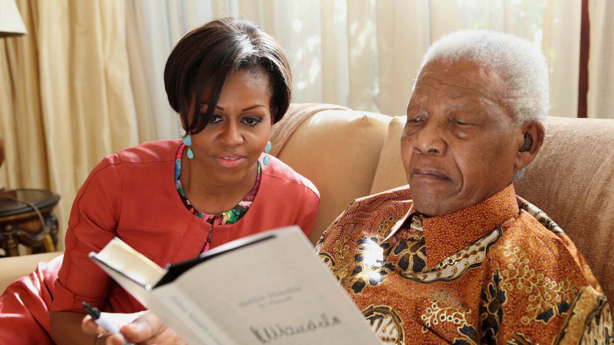cheats/2011/06/21/michelle-obama-meets-with-nelson-mandela/michelle-obama-mandela-cheat_knmnv4