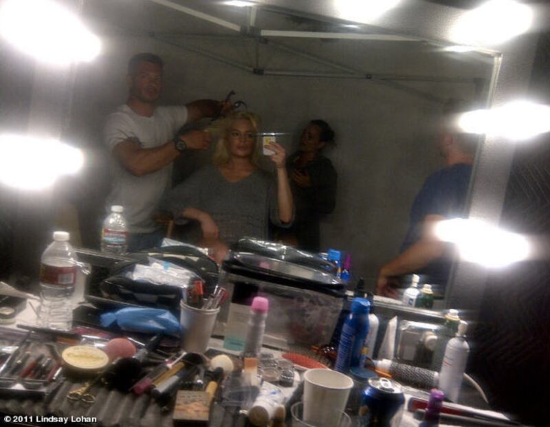 galleries/2011/08/28/best-celebrity-twitter-photos/lohan-twit0828_r2nvek