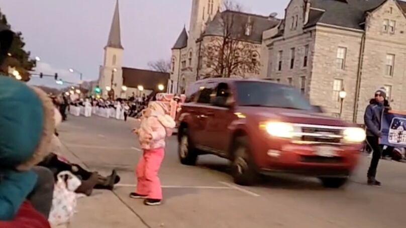 2021-11-22T021217Z_2079551593_RC2EZQ9JPBPQ_RTRMADP_3_WISCONSIN-PARADE_knwrap