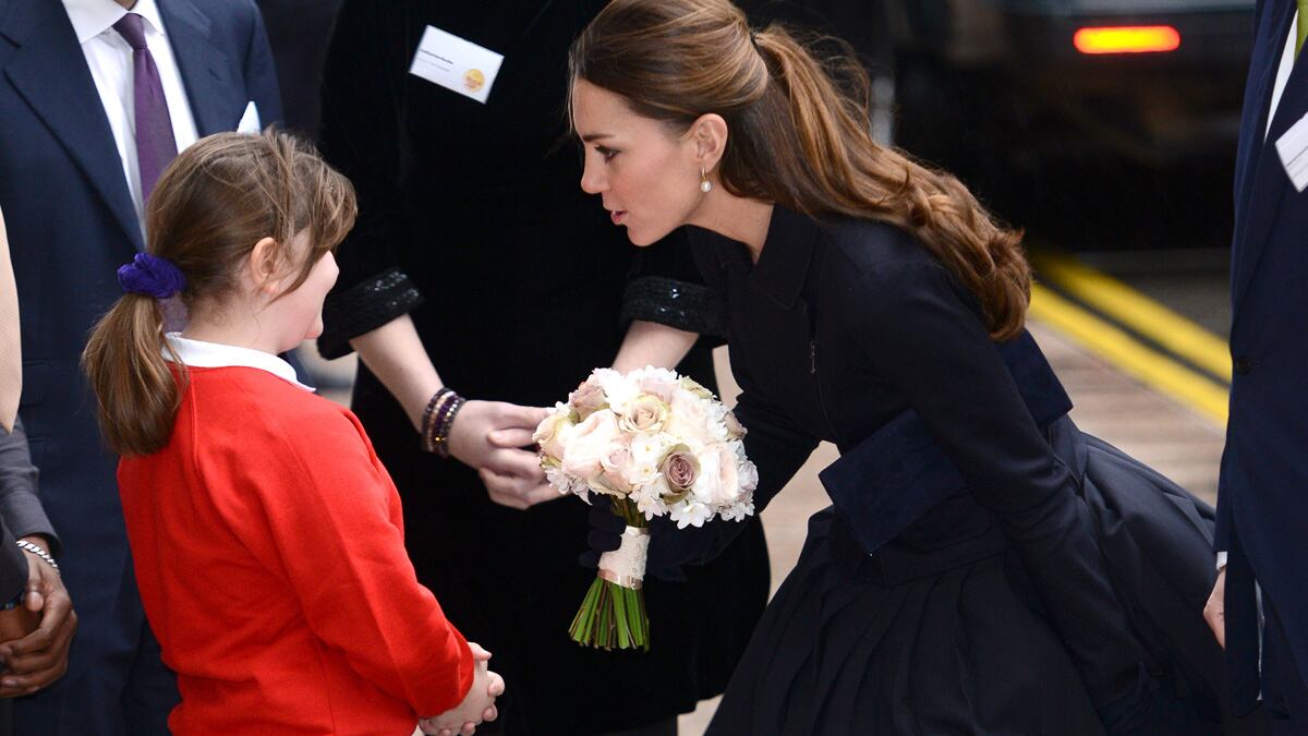 articles/2013/11/20/kate-middleton-suffers-new-wardrobe-malfunction/kate-flashes-tease_sjsutf