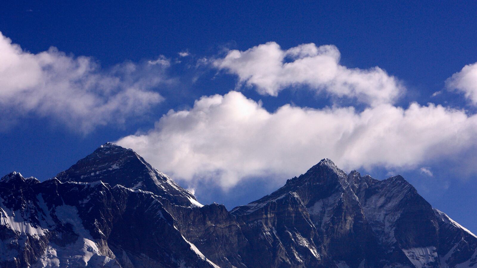 cheats/2014/04/18/mt-everest-landslide-kills-12/140418-mt-everest-cheat_vewhj0