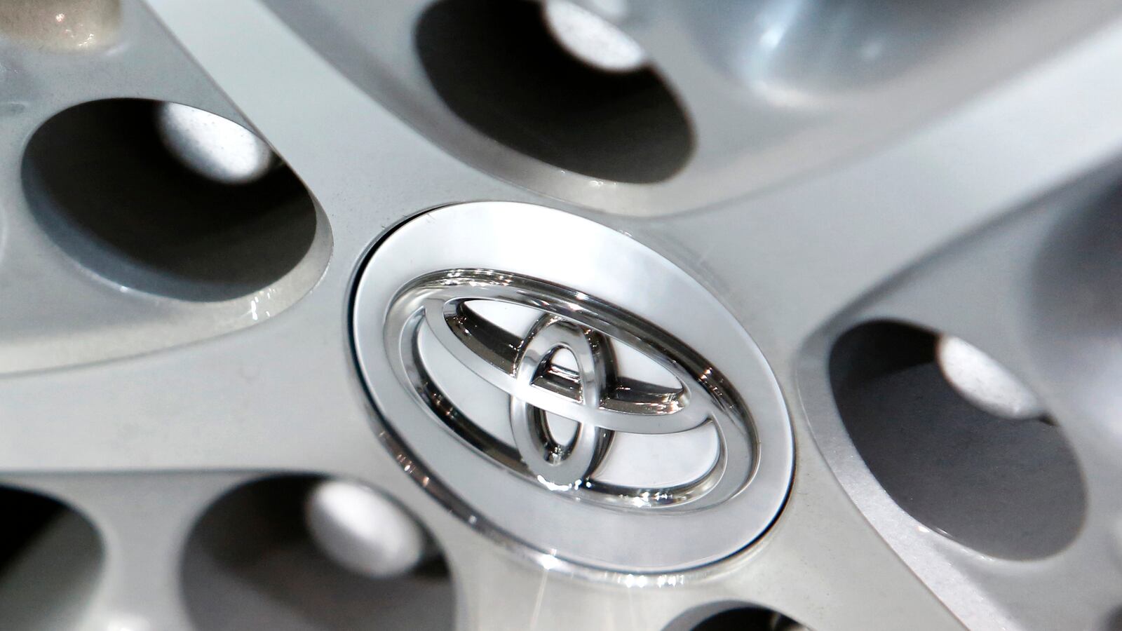 cheats/2014/03/19/toyota-settles-with-u-s-for-1-2b/140319-toyota-cheat_qc0d5u