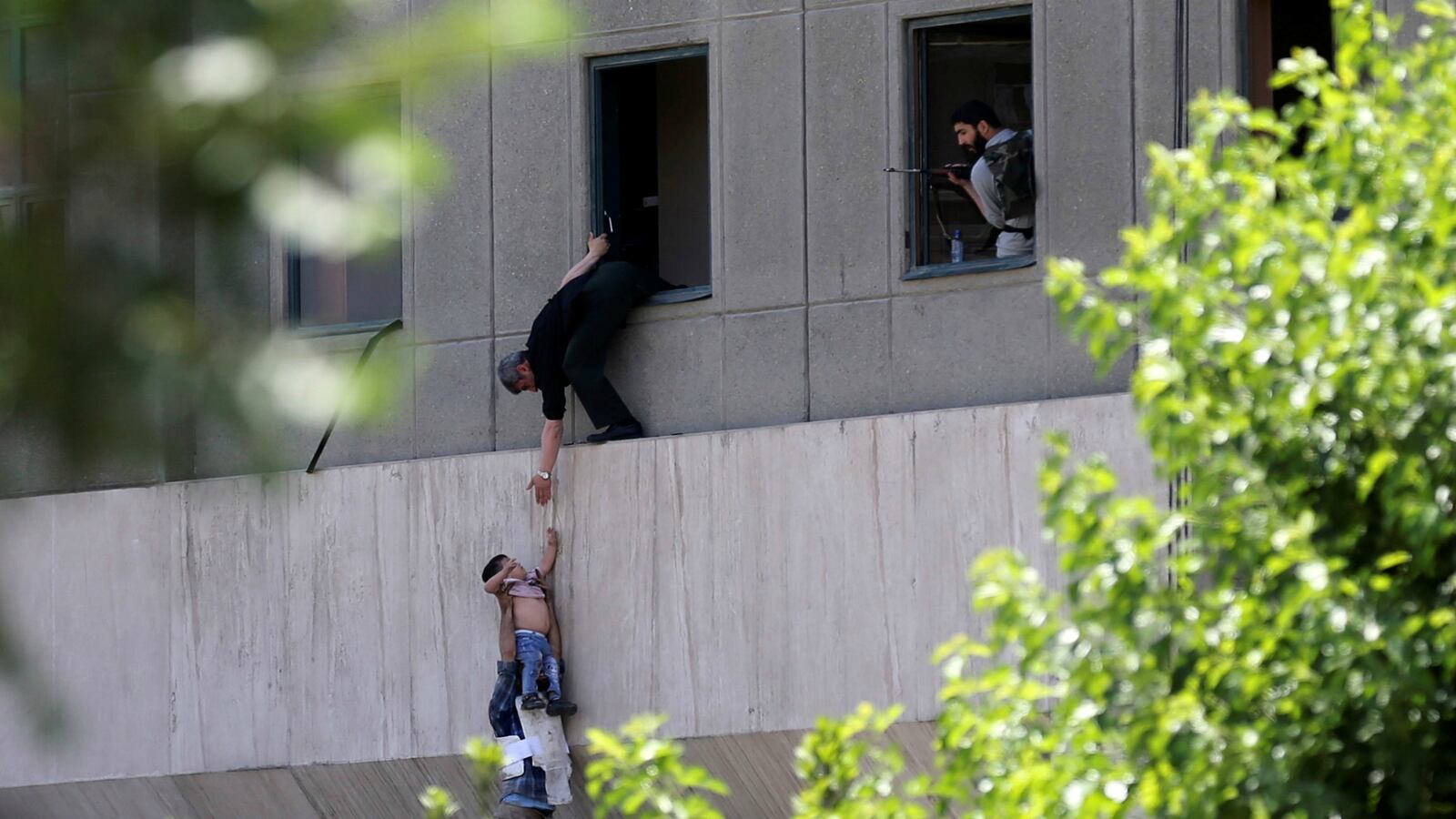 170610-iran-arrests-parliament-attack-cheat_i9qlcl