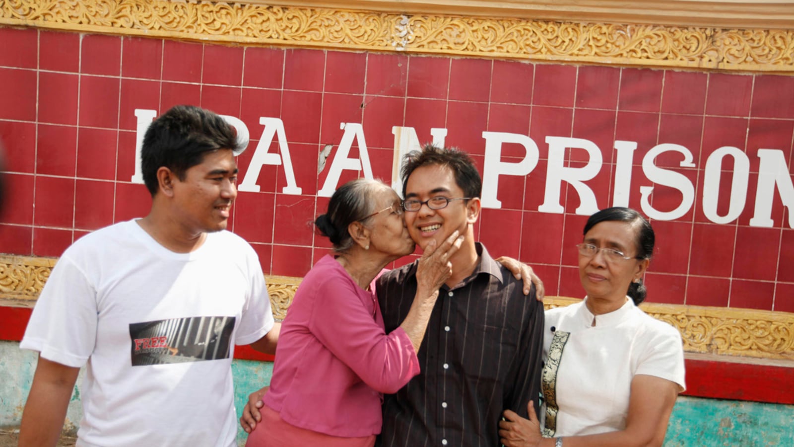 cheats/2012/01/13/burma-releases-651-prisoners/burma-releases-651-political-prisoners-cheat_ozjvhq