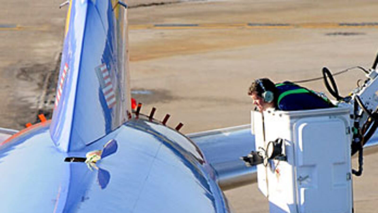 cheats/2009/07/14/hole-in-plane-forces-landing/southwest-airlines_uxzjsn