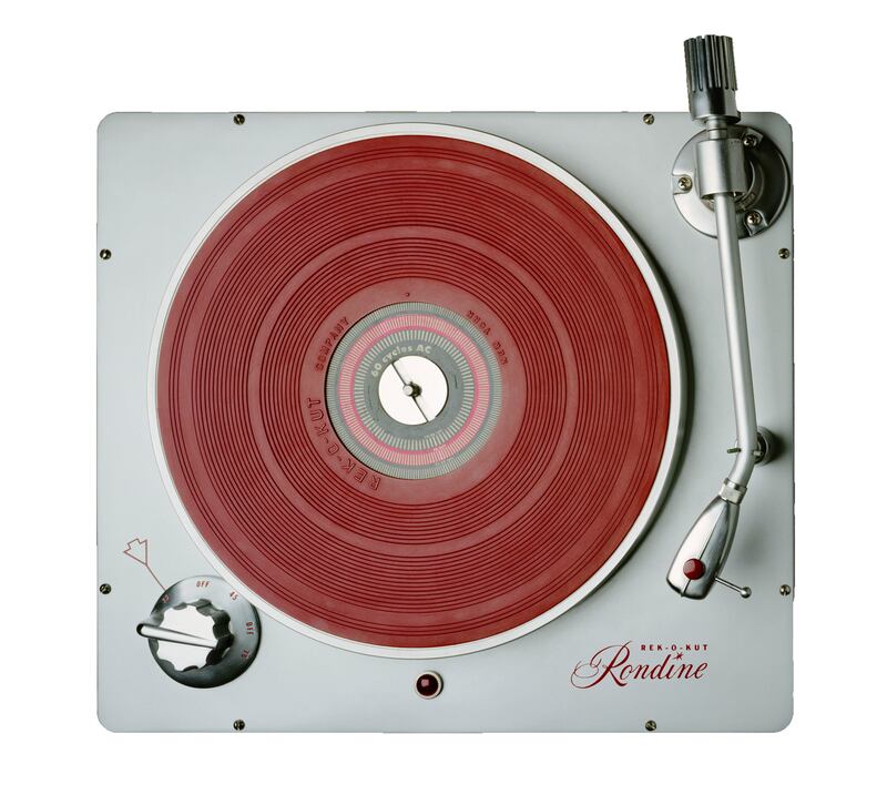 galleries/2012/12/06/2012-gift-guide-the-hipster-techie/guide-turntable2560_ctp9bt