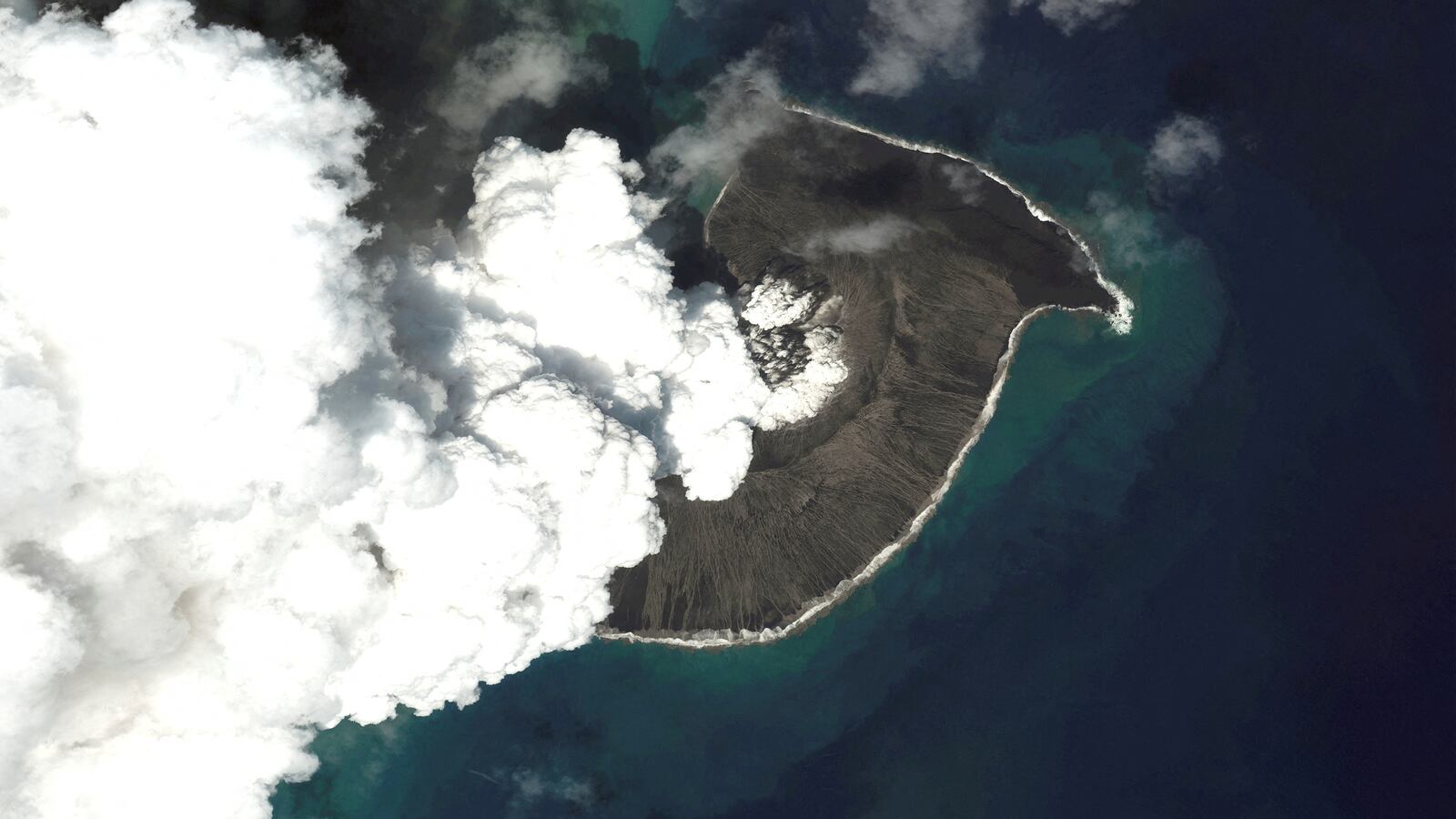 2022-01-18T062519Z_335426781_RC251S93NX4M_RTRMADP_3_TONGA-VOLCANO_jtivxs