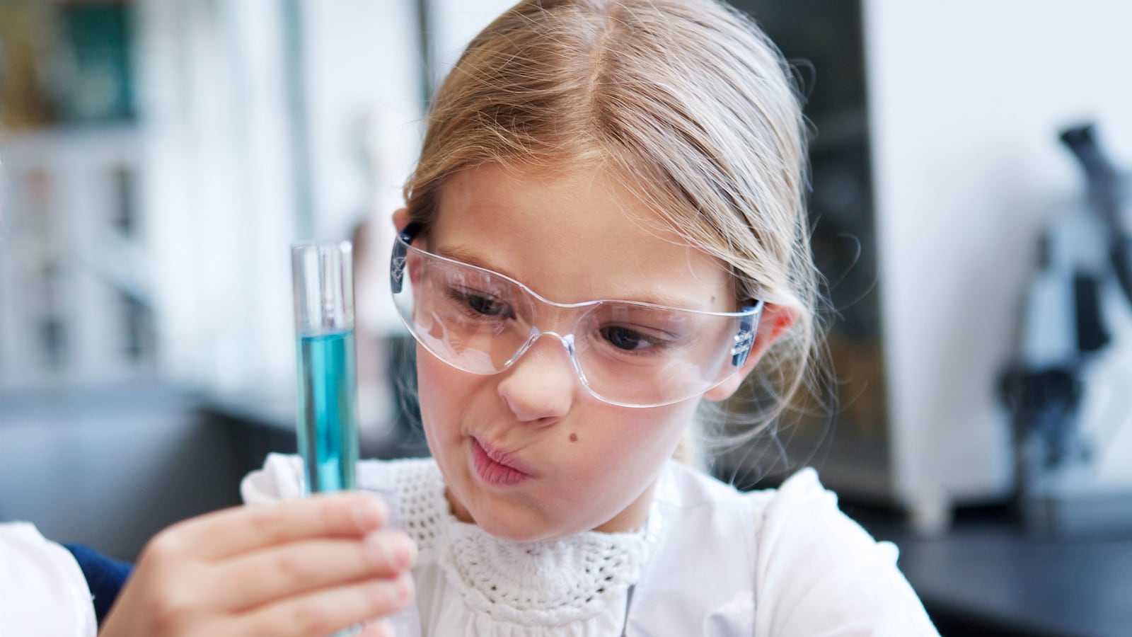 articles/2014/07/17/girls-love-science-we-tell-them-not-to/140716-moosa-science-tease_fjbuyg