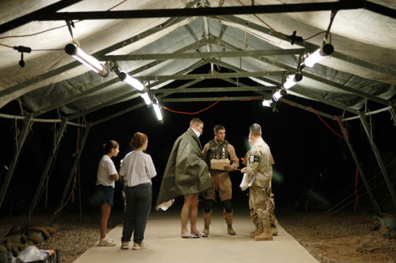 galleries/2009/11/30/groundbreaking-care-for-soliders-in-iraq/iraq-medi8_npaian