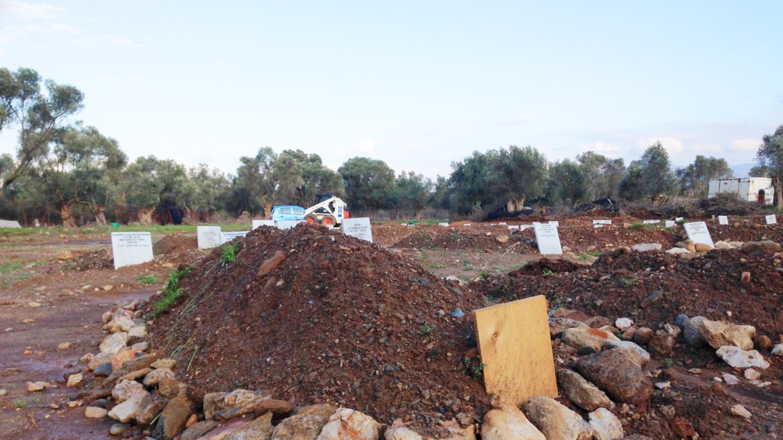 articles/2016/03/04/the-gravedigger-of-lesbos-laying-nameless-refugees-to-rest/160303-rubin-lesbos-tease-2_ufdjfh