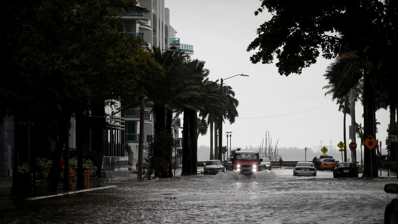 2020-11-10T005001Z_1907447040_RC2QZJ9MNVGU_RTRMADP_3_STORM-ETA-FLORIDA_vg8rle