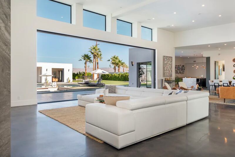 220713-omg-palm-springs-04_hlvjcq