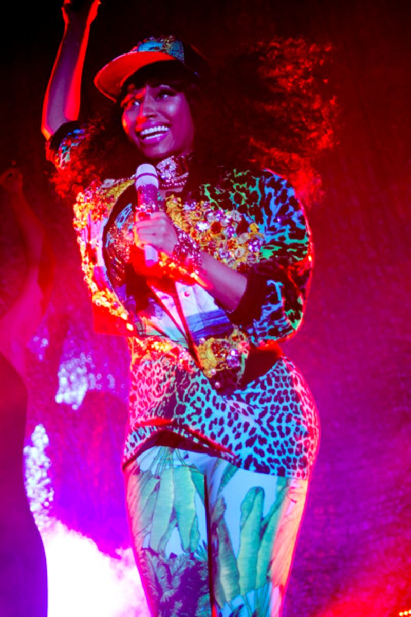 galleries/2011/11/09/versace-for-h-m-photos-from-fashion-show-with-nicki-minaj-prince/nikki-minaj-performance-versace-hm-fashion-show_ojfckw