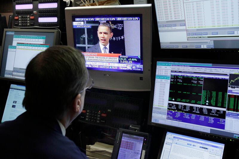 articles/2012/10/09/wall-street-showers-romney-campaign-with-donations-abandons-obama/obama-wall-street-kerr-dineen_drkpve