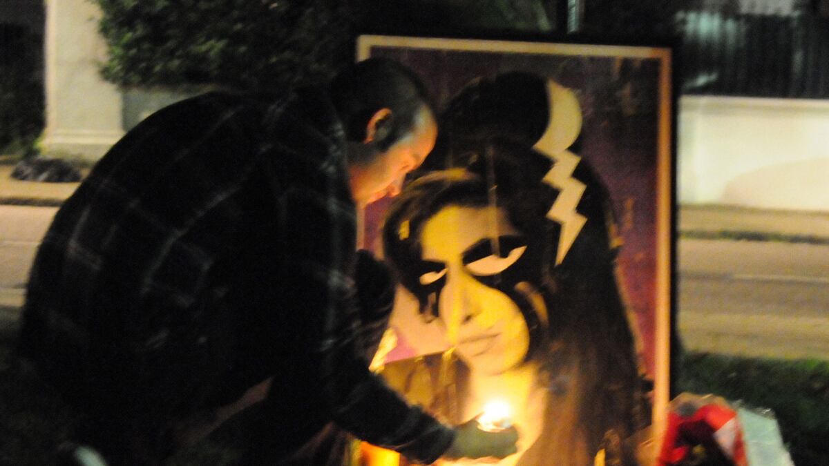 cheats/2011/07/25/winehouse-s-family-asks-for-privacy/amy-winehouse-memorial-cheat_lawtux