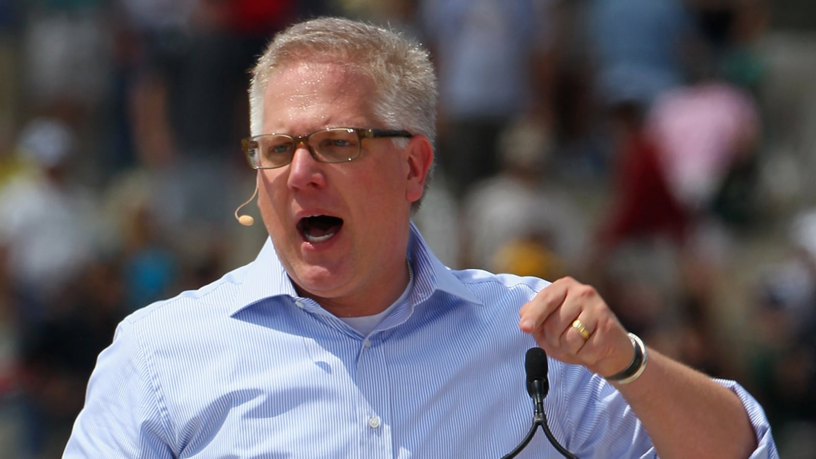 cheats/2011/06/30/glenn-beck-continues-war-on-moviegoer/glenn-beck-bryant-park-movie-cheat_ztdcme