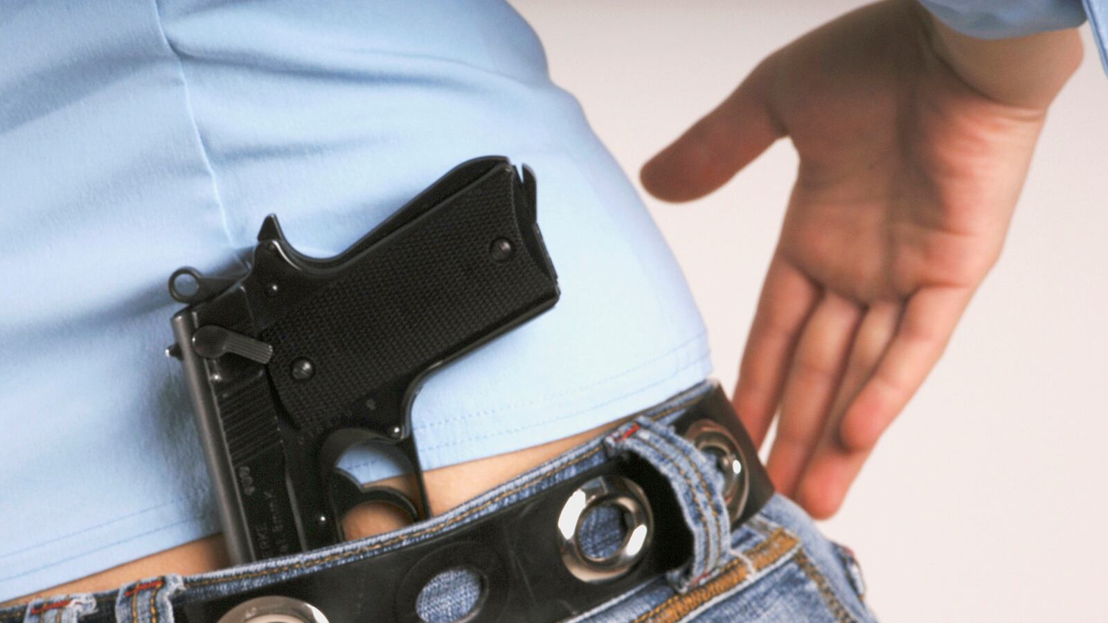 cheats/2012/04/24/clothes-designed-for-concealed-guns/gun-clothing-woolrich-under-cheat_vyfvna