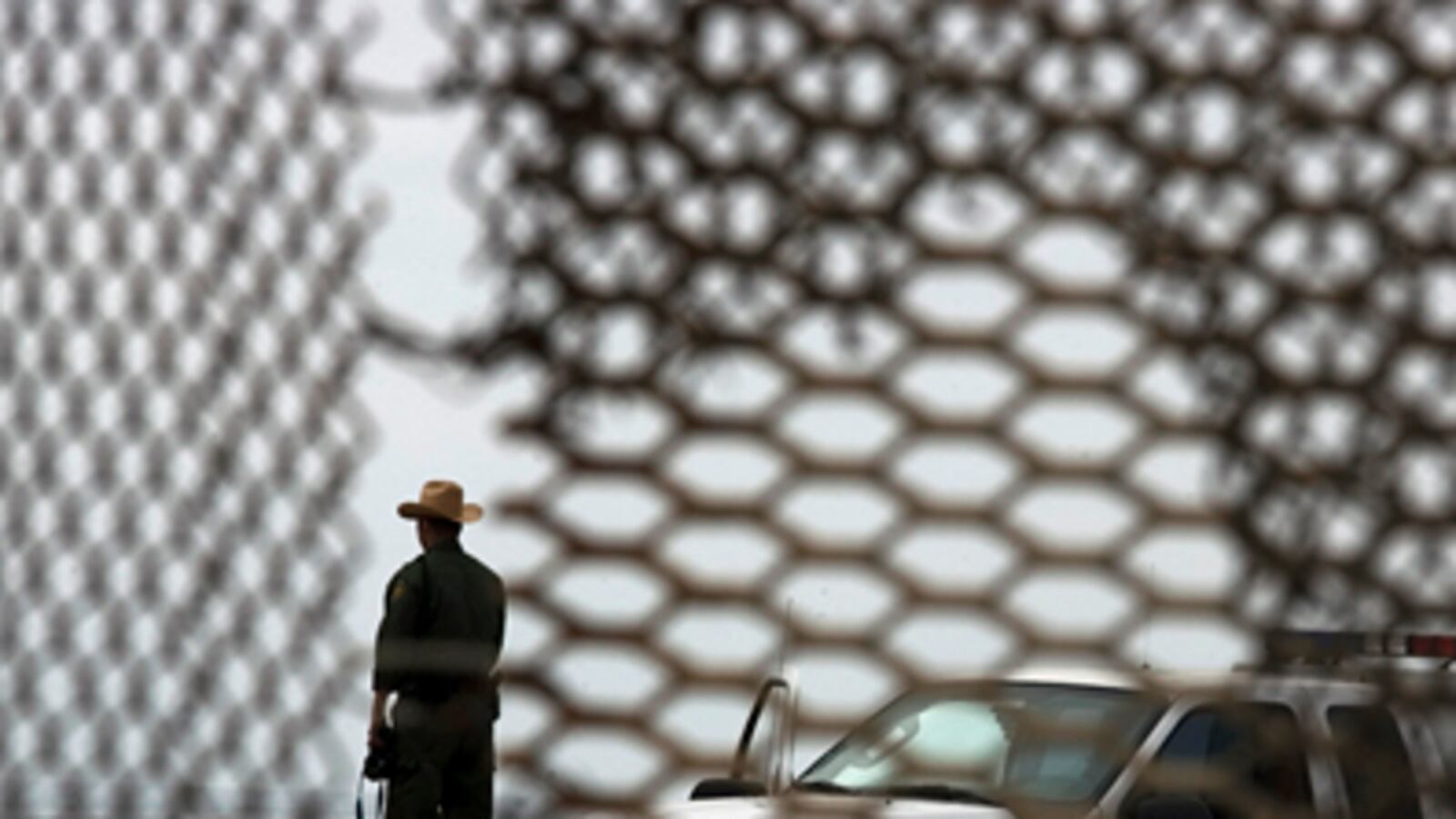 cheats/2009/03/08/border-arrests-plummet/us-mexico-border-patrol_cxp86m