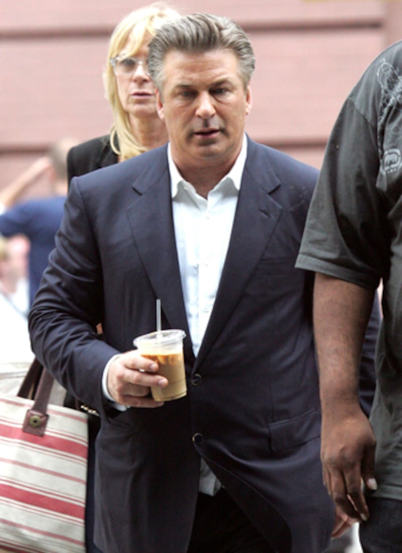 galleries/2011/12/09/alec-baldwin-s-flight-tantrum-more-of-his-famous-feuds-photos/starbucks-alec-baldwin-feuds_itu7xd