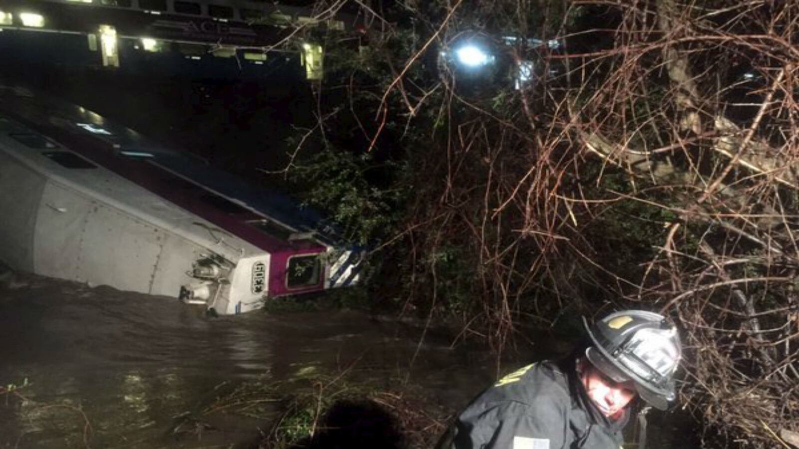 cheats/2016/03/07/bay-area-train-derails-into-creek/160308-train-derailment-cheat_g9fg6s