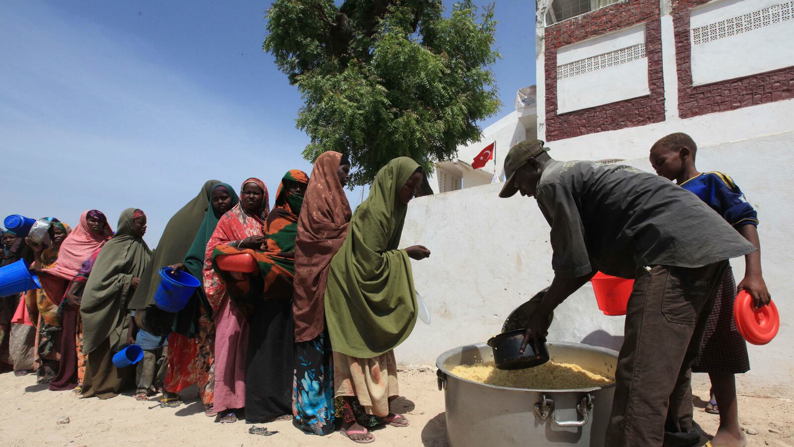 cheats/2015/11/09/climate-change-could-put-100m-in-poverty/151109-global-poverty-climate-change-cheat_pqutjl